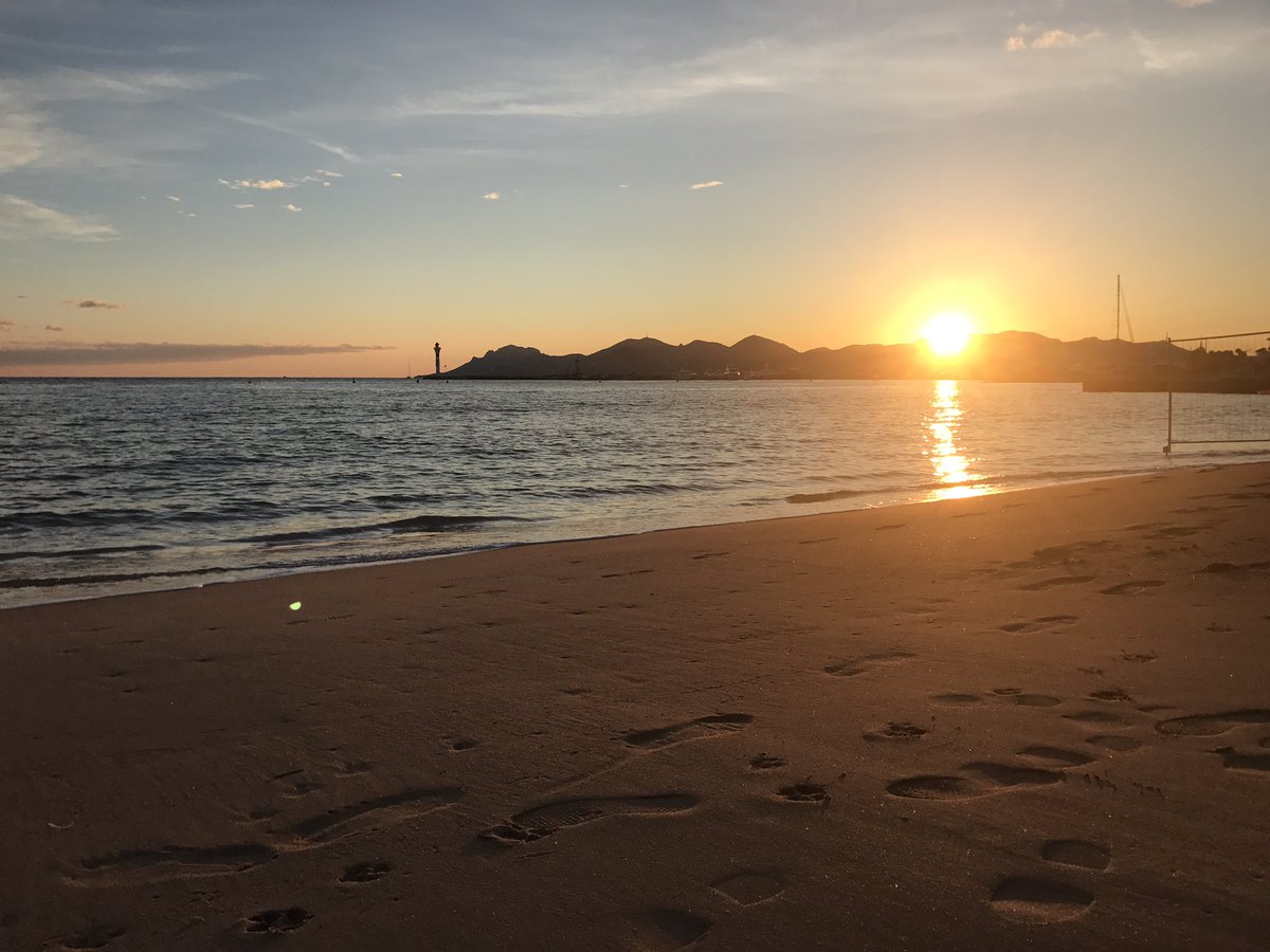 ronanlv's tweet photo. Soleil couchant 🌅 cannois avant les #CRMMmeetings demain! RDV Stand C22 #Selligent https://t.co/jZGK3I722h #ConsumerFirstMarketing https://t.co/Oos40eFS1v