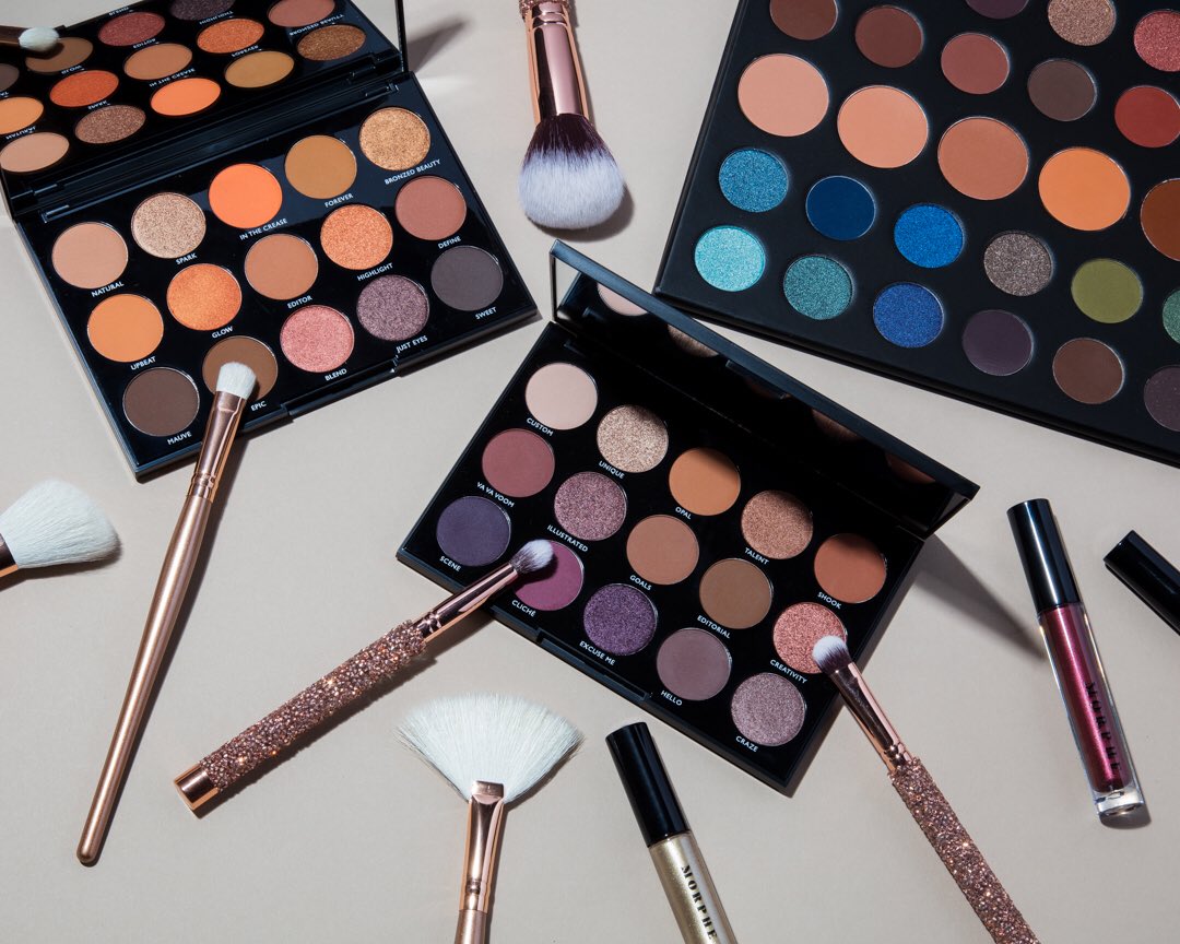 MorpheBrushes's tweet photo. Enjoy the slay ride this season, #MorpheBabes. 🎁  Our Holiday Collection is here! Do you dare? 💥 #DareToCreate https://t.co/hJ70QiuMOV