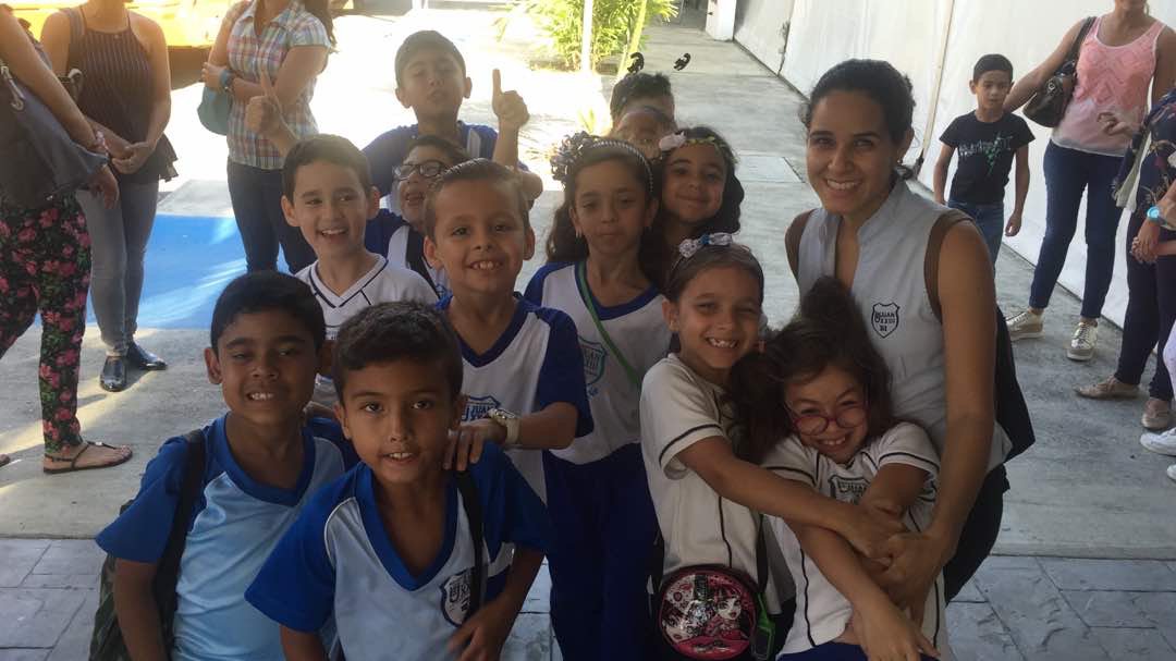 CRAjuanito's tweet photo. Visita d los alumnos d 3ro"A"en la FILUC, se divirtieron y disfrutaron d los espacios ofrecidos x el Chamario #FILUC2017 #ParaSeguirLeyendo https://t.co/Zt2bgs7ipQ