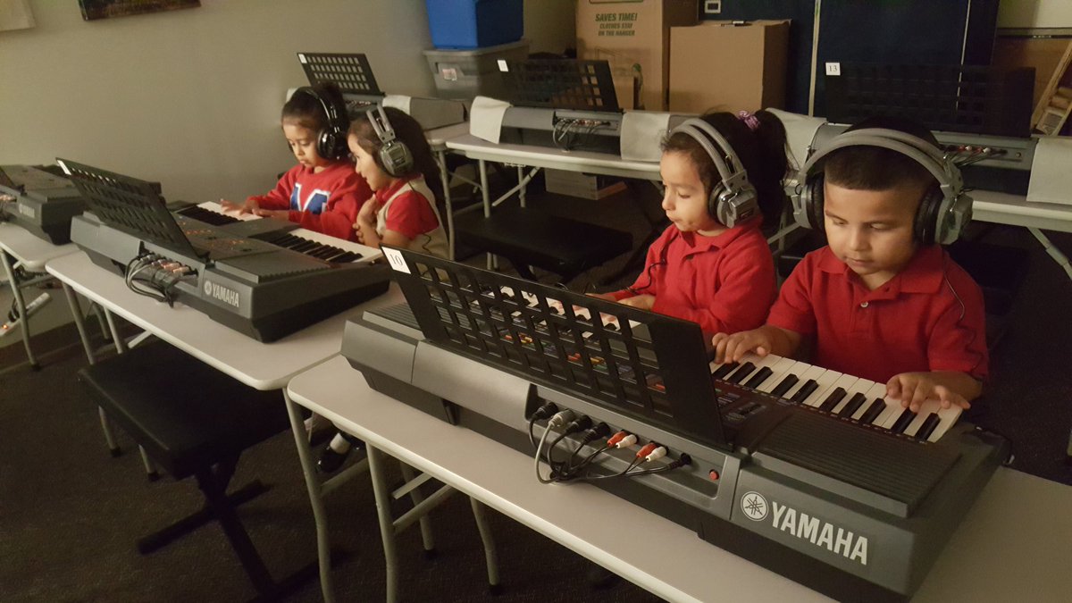 inroom412's tweet photo. Momentous School prek 4 students using their fingers to make sounds on the keyboards. #msoctx https://t.co/RjdJ1GNYHl