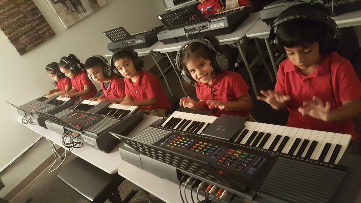 inroom412's tweet photo. Momentous School prek 4 students using their fingers to make sounds on the keyboards. #msoctx https://t.co/RjdJ1GNYHl