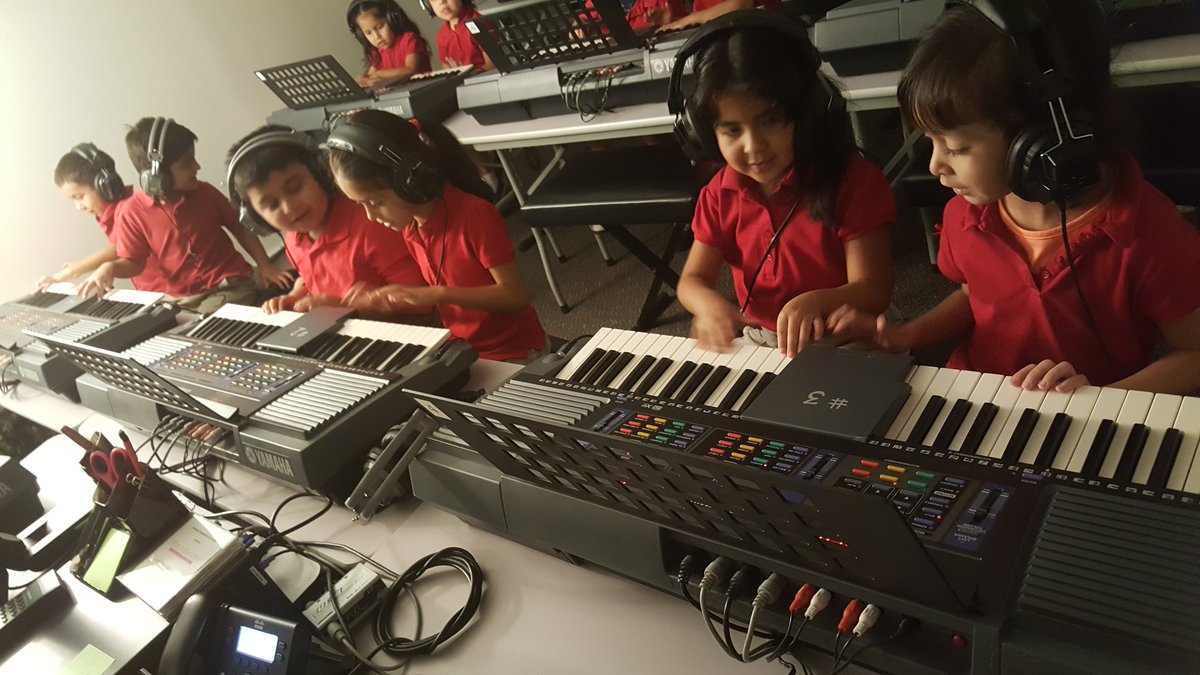 inroom412's tweet photo. Momentous School prek 4 students using their fingers to make sounds on the keyboards. #msoctx https://t.co/RjdJ1GNYHl