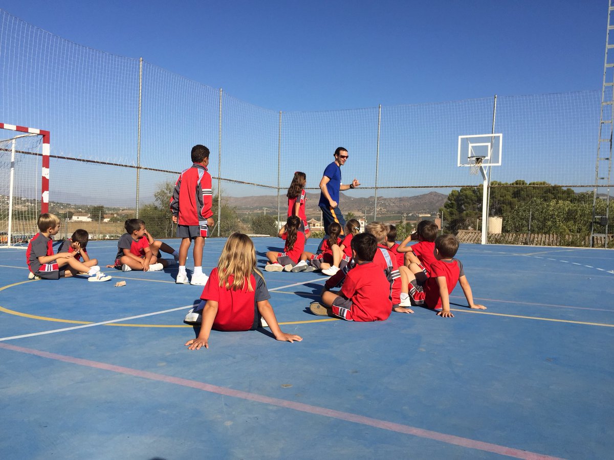 ColegioEP's tweet photo. Encajamos los juegos tradicionales en la didáctica del trabajo por proyectos... #primaryEP #constructivismo #aprenderhaciendo #edfísica https://t.co/s5RtYNiF6Z