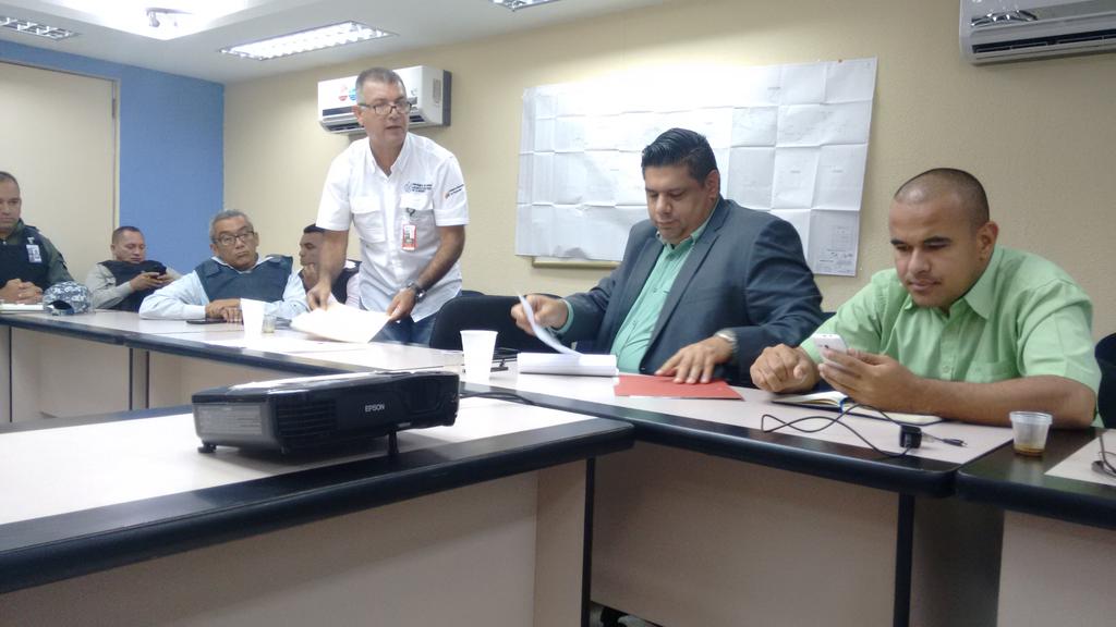 Jesusantanderl's tweet photo. #7Nov Estamos con las autoridades de Hidrocentro trabajando en un plan de contingencia para solventar problema del agua  @rafaellacava10 https://t.co/dWbypVO70O
