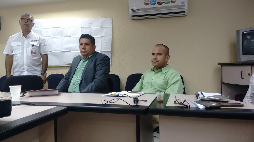 Jesusantanderl's tweet photo. #7Nov Estamos con las autoridades de Hidrocentro trabajando en un plan de contingencia para solventar problema del agua  @rafaellacava10 https://t.co/dWbypVO70O