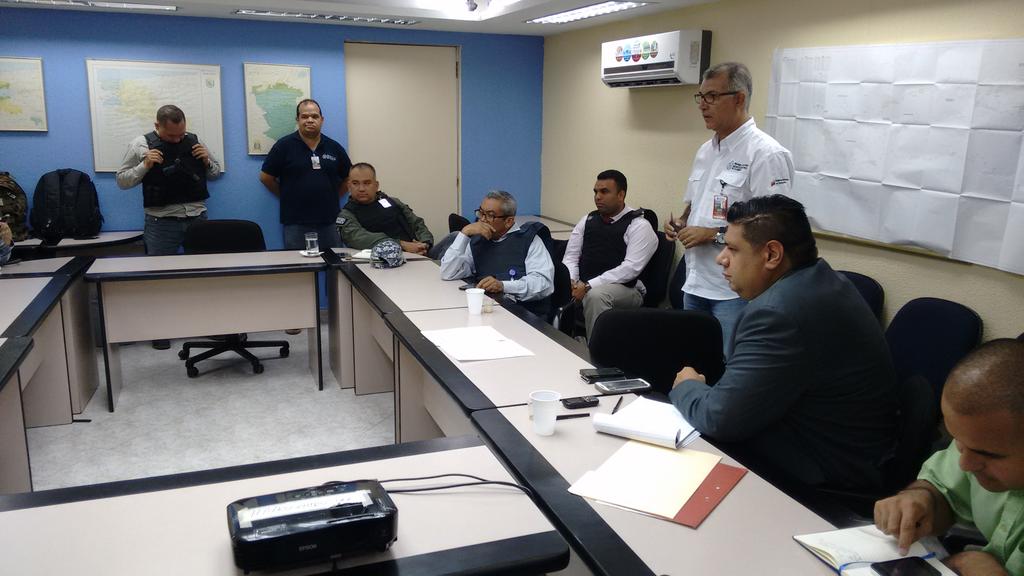 Jesusantanderl's tweet photo. #7Nov Estamos con las autoridades de Hidrocentro trabajando en un plan de contingencia para solventar problema del agua  @rafaellacava10 https://t.co/dWbypVO70O