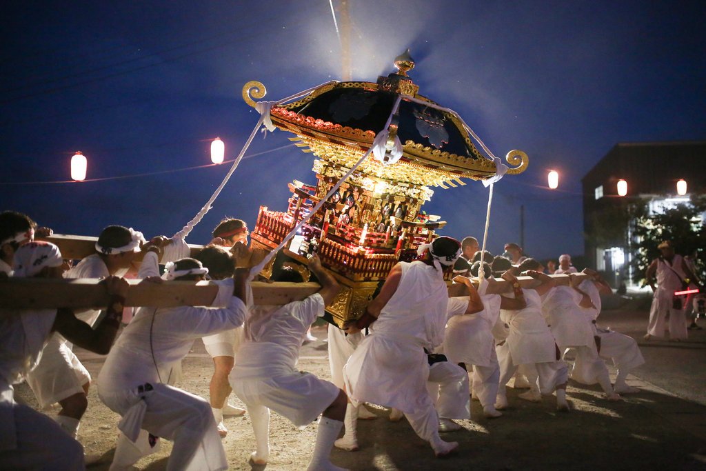 TokyoFashion's tweet photo. In Rural Japan, Lifting a Shrine and Building a Friendship (NY Times) https://t.co/GWeMFAAoNb https://t.co/2HSRIst0u7