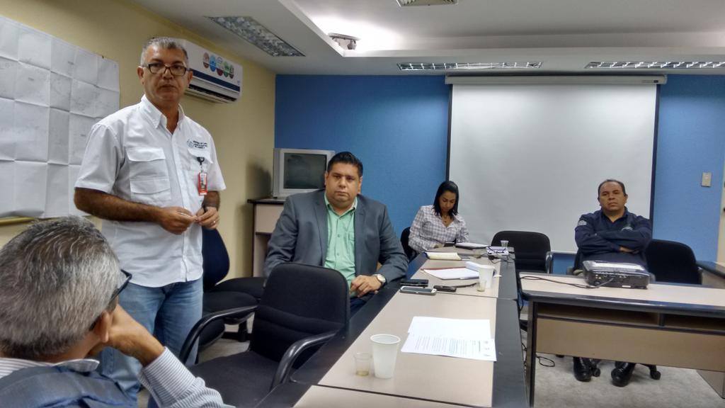 Jesusantanderl's tweet photo. #7Nov Estamos con las autoridades de Hidrocentro trabajando en un plan de contingencia para solventar problema del agua  @rafaellacava10 https://t.co/dWbypVO70O
