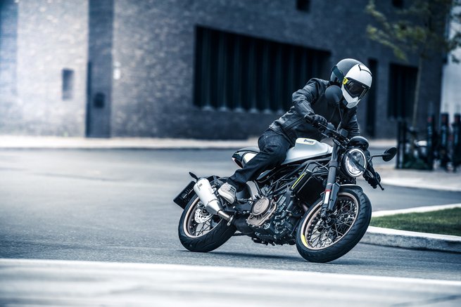 CycleWorldMag's tweet photo. The 2018 Husqvarna Vitpilen 401 brings Café Racer style to the small displacement bike market. #ECIMA #EICMA2017
https://t.co/HYg20RfSBJ https://t.co/zrpAZA54Sw