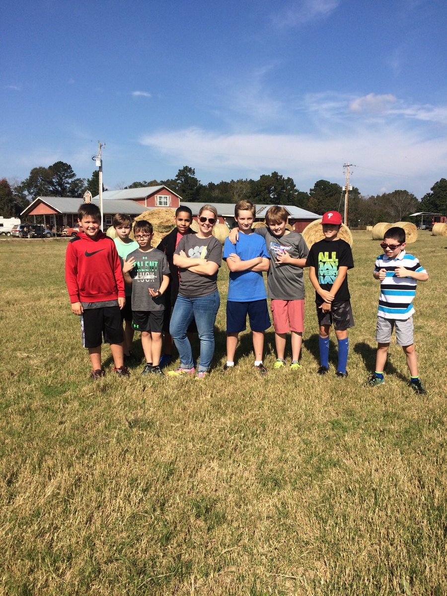 SarahChancey5's tweet photo. When it comes to a game of predator vs prey....chickens win! #huntercattle #mesrocks #fieldtrip https://t.co/6nIJB8Qifn