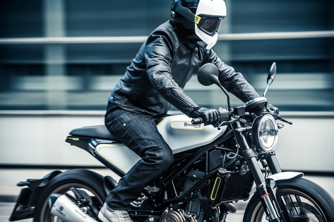 CycleWorldMag's tweet photo. The 2018 Husqvarna Vitpilen 401 brings Café Racer style to the small displacement bike market. #ECIMA #EICMA2017
https://t.co/HYg20QYhKb https://t.co/R7ONYGwyYE