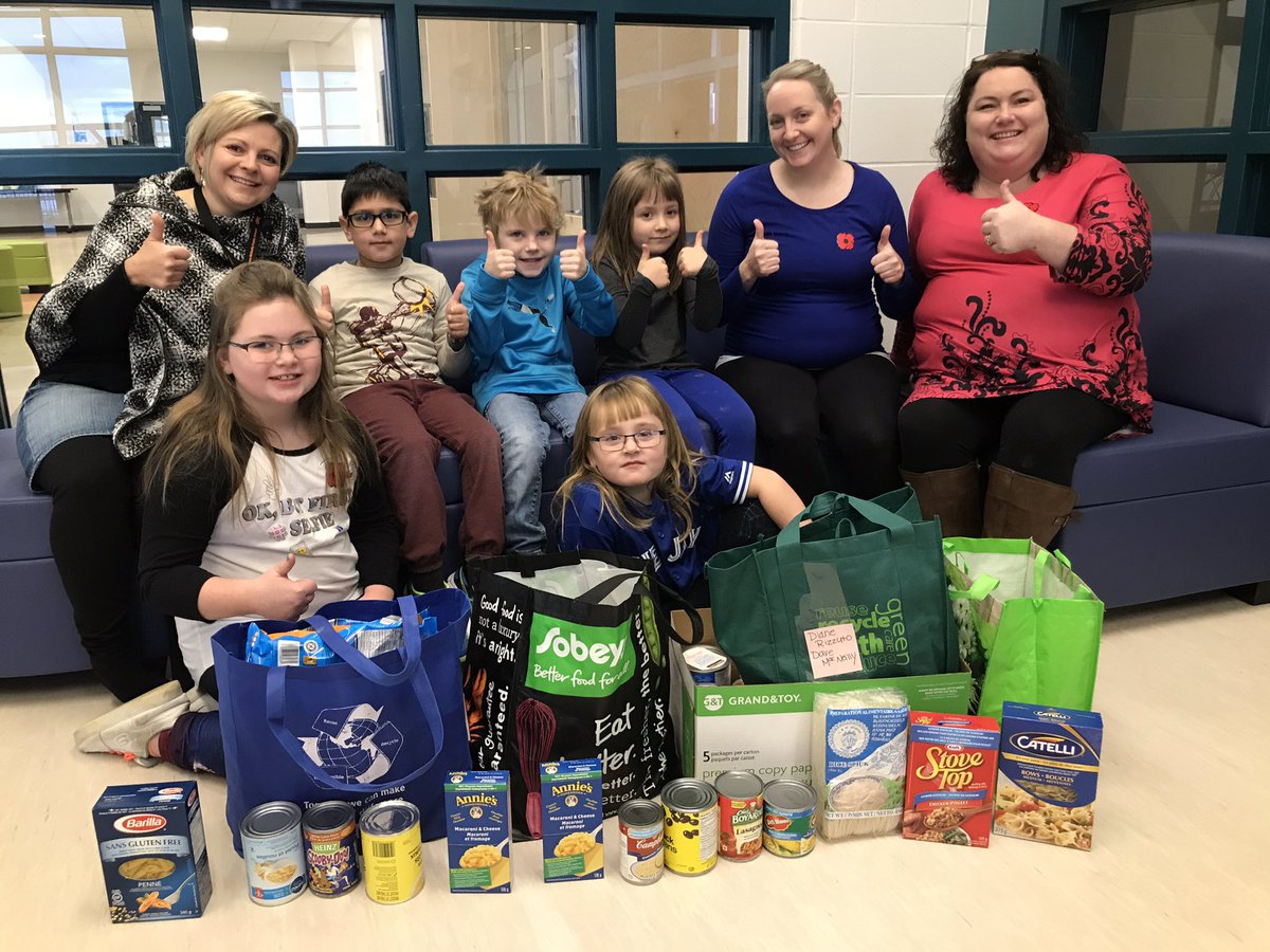 McNeillyfmpsd's tweet photo. BIG THANKS to our awesome families for the donations for the @WBFoodBank @FMPSD #davemcneillyrocks #generousstudents #giveback #helpinghands https://t.co/GIPjRDc9ne
