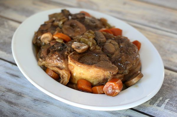 regionalrecipes's tweet image. Oven-Braised Beef Shanks With Vegetables buff.ly/2yEkoAR #budgetrecipe #easyrecipe #beefshanks #foodporn #dinner