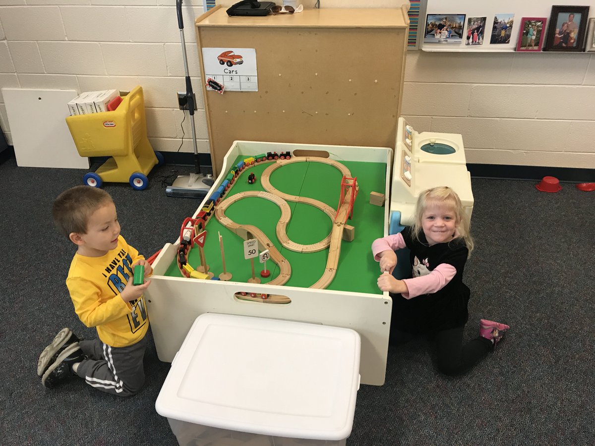 ECin113's tweet photo. Miss Nicole's class is playing with us today! #EC302 @ecwithmsnicole https://t.co/dI2qMcxXOb