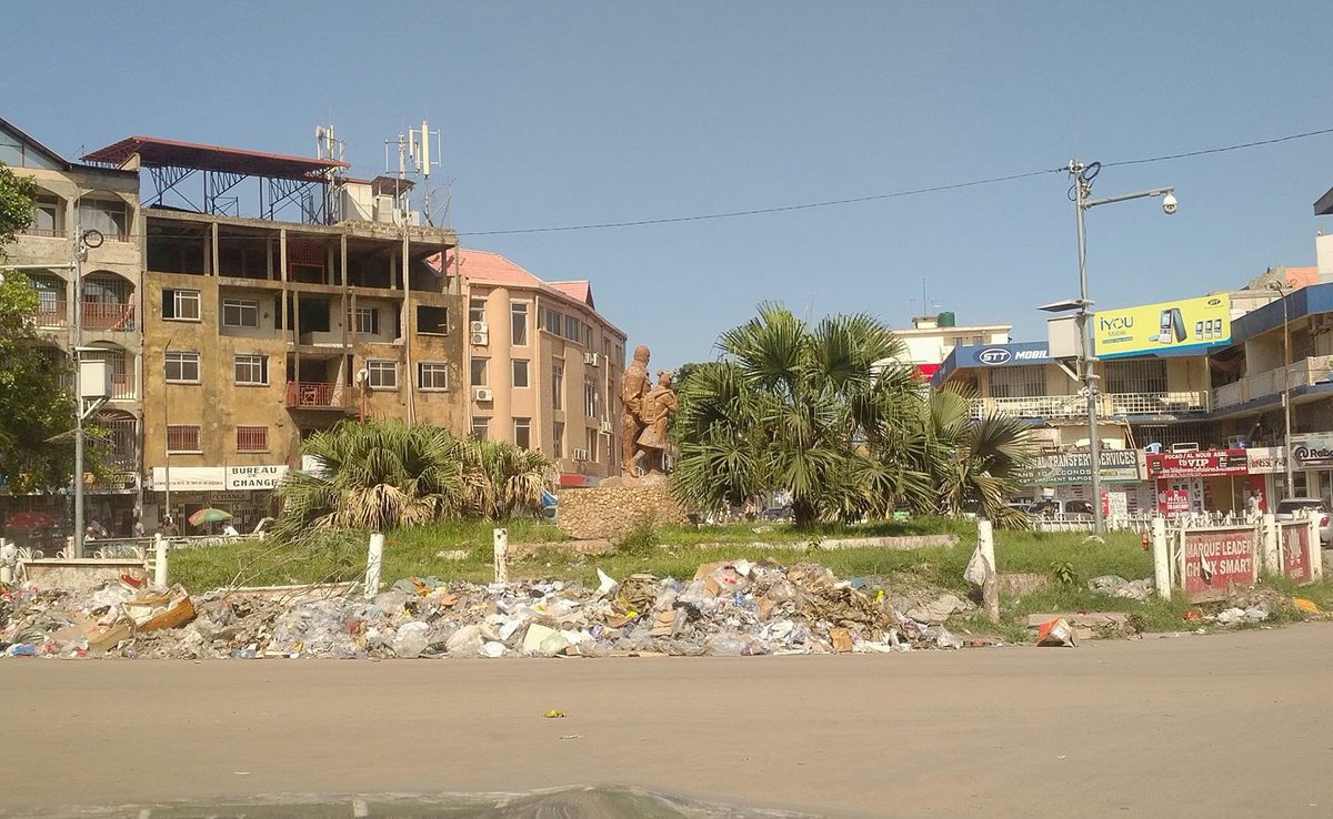 GuduleB's tweet photo. #pourunecapitalepropre , Kinshasa -Gombe, place Kin maziere . To kosuka wapi ?? Dénonçons toujours . @CKilosho @ToussaintMika https://t.co/OWYauW1FJs
