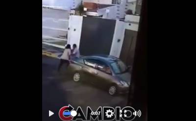 Diario_Cambio's tweet photo. 🚨 #UberRata intentan robar el bolso de una mujer en El Mirador (VIDEO) 🚨 https://t.co/koMV7UTLg1 https://t.co/FY76huReLf