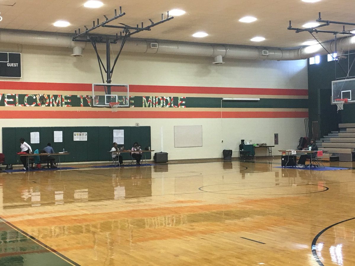 MelissaWALB's tweet photo. Waiting on a voter at #AlbanyMiddle #Ward2 city commission race. Only 184 people voted today out of 6k++ registered voters. #apathy https://t.co/rrv95PAkH6