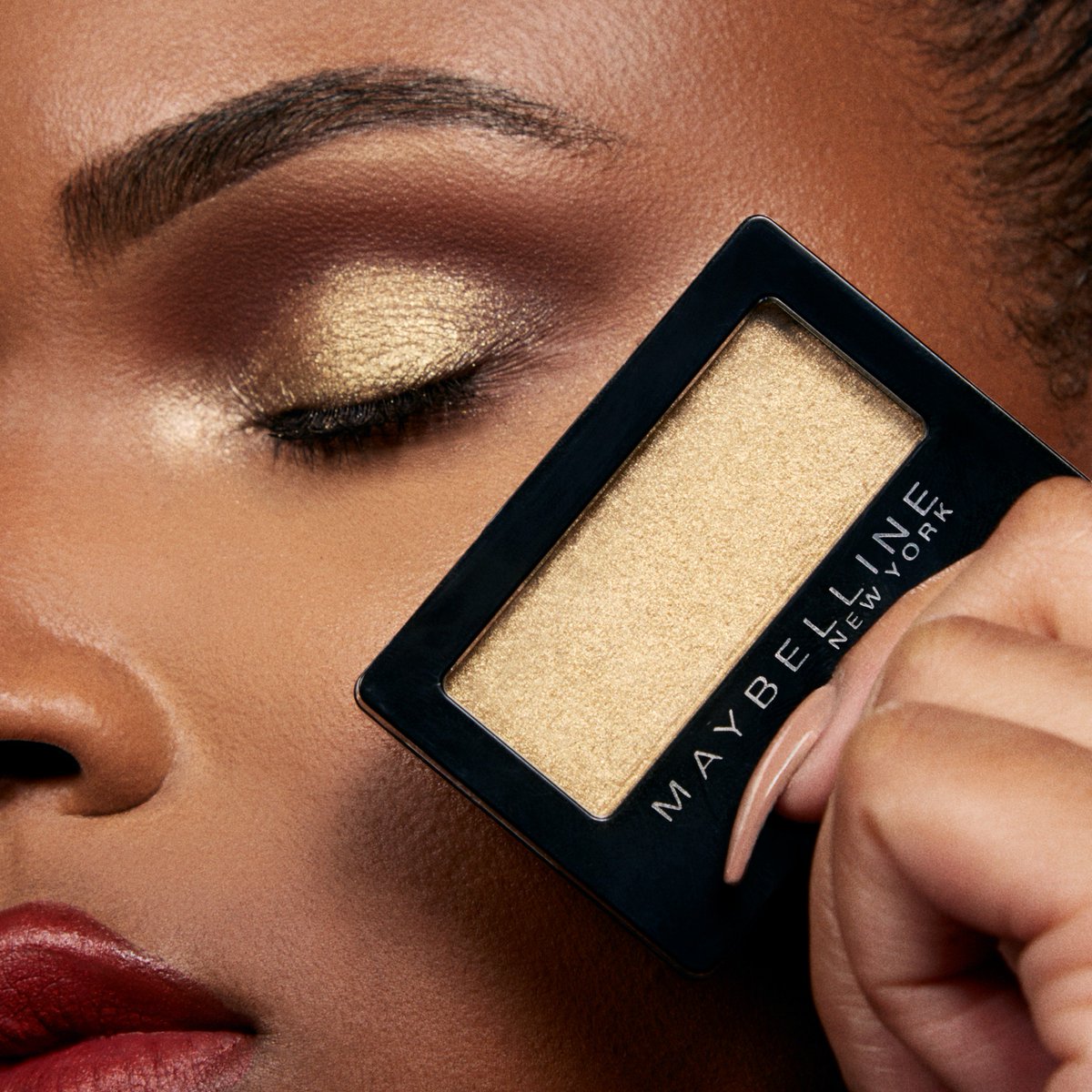Maybelline's tweet photo. This gold though ๐ย @yariszbeth gets her holiday sparkle w/ the #Expertwear Mono in 'Gold School'. Shop: https://t.co/hlQiaKOnEV. #MNYHoliday https://t.co/CiBEIoT2dz