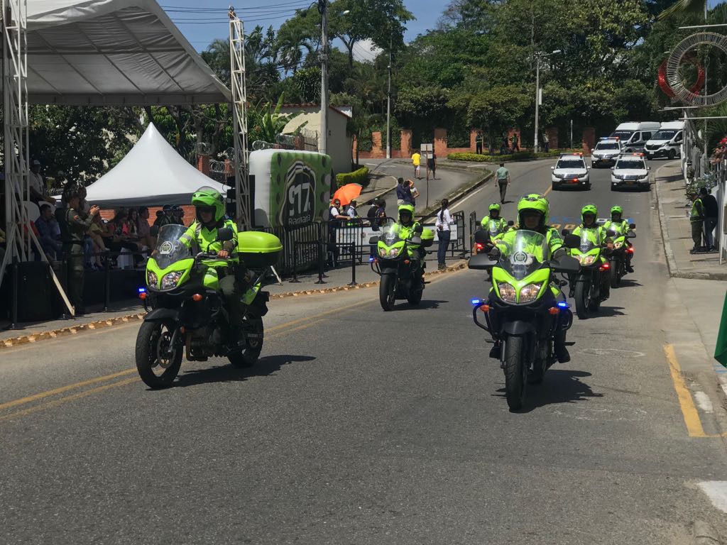 PoliciaBmanga's tweet photo. Nuestra misión es la seguridad de todos los ciudadanos de Colombia #126Años #MTI #DesfileDeFloridablanca https://t.co/QUAkPUpxwX