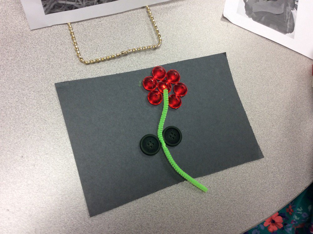 K3Kinders_HW's tweet photo. Creating poppies using loose parts and shapes! 
#WeRemember https://t.co/1txRvKxL54