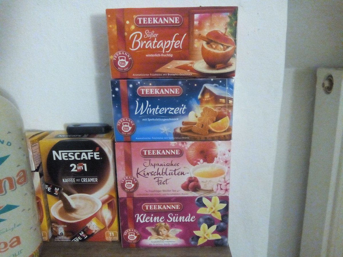 SkorkWB's tweet photo. Woran ich erkenne, dass der Winter kommt bzw. Weihnachten vor der Tür steht? Am wachsenden #TeaTower. 😅
Bratapfel 😍 https://t.co/pTNzGFlY22