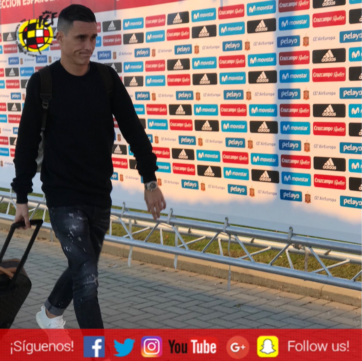 SEFutbol's tweet photo. 🎩🐇¡¡¡LLEGAN MAGIA Y RAPIDEZ!!! Llegan @21LVA y @J21Calleti a la concentración de la @SeFutbol #SEFLive https://t.co/nn33t3vrh9