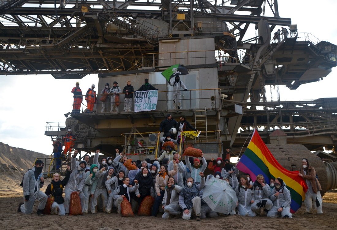 JusHambi's tweet photo. #LeaveItInTheGround #Resist #Coal &amp; #Fossiluels.  #Autonomous #endegelaende finger blocks #RWE #Hambach #Lignite #Mine during #COP23 #kohle https://t.co/kuU0CXLGcl