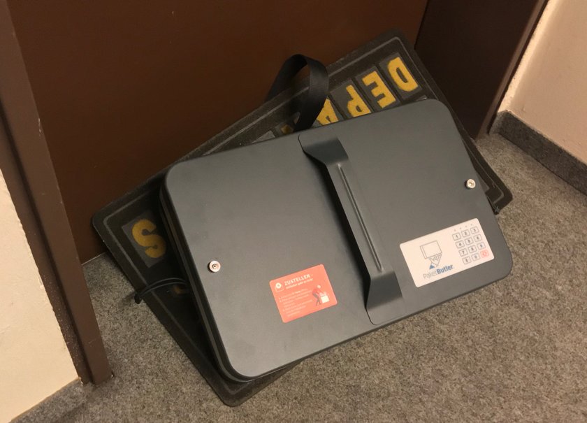 cpohle's tweet photo. Aus der Reihe "Kreative Ideen, wie man das Paket NICHT in den #Paketbutler einlegen muß". Heute: Unter dem Fußabstreifer https://t.co/XhtUCRWUti