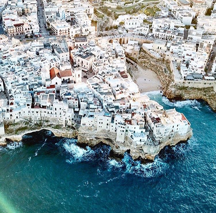 SVPuglia's tweet photo. Polignano a mare - a spectacular view from above
#southernvisionstravel
#southernvisions
#weareinpuglia
https://t.co/Tc1LrEYz9E https://t.co/BcucNojSke
