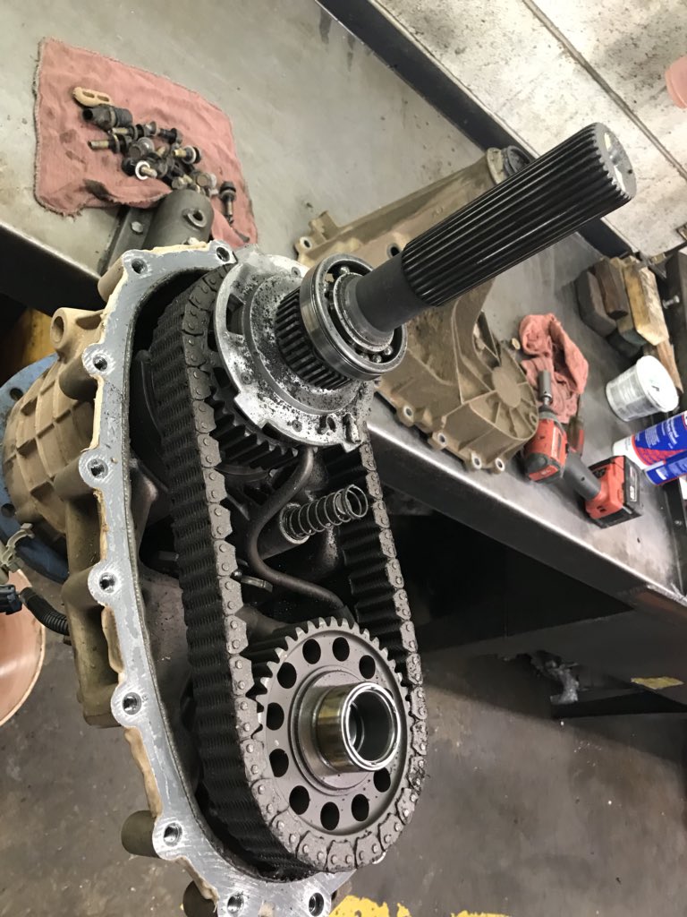 kerri_jordan1's tweet photo. ISO a 263x hd transfer case!!! Help me out, mines done for! Need one ASAP!!! 02 Duramax #lbae7 @rollincoalclub https://t.co/ZzZomMjMTI