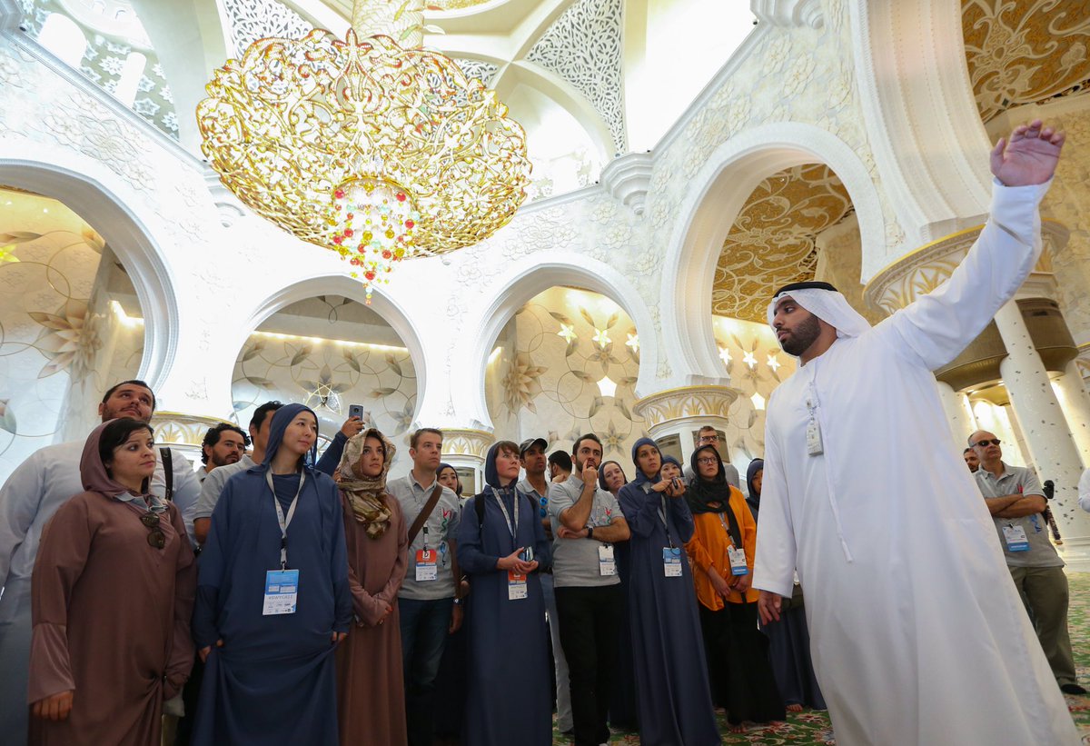 swyuae's tweet photo. ضمن زيارة أبرز معالم الدولة كان جامع الشيخ زايد الكبير في #أبوظبي، وجهة للتجمع السنوي لبرنامج ملتقى «سفينة شباب العالم» 2017
#SWYGA11 https://t.co/BVILtZtJLr