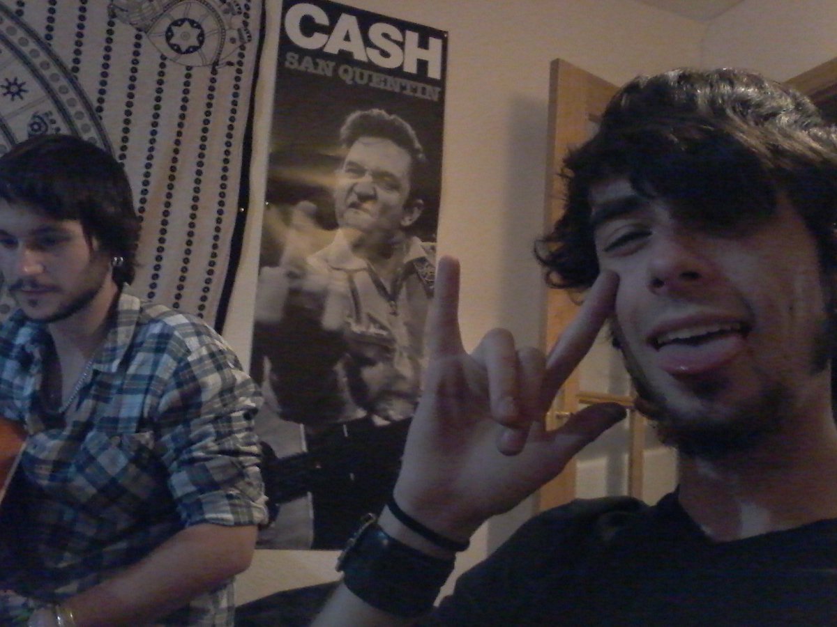 SinDocumentos's tweet image. Ensayando el acústico para amenizar el día.