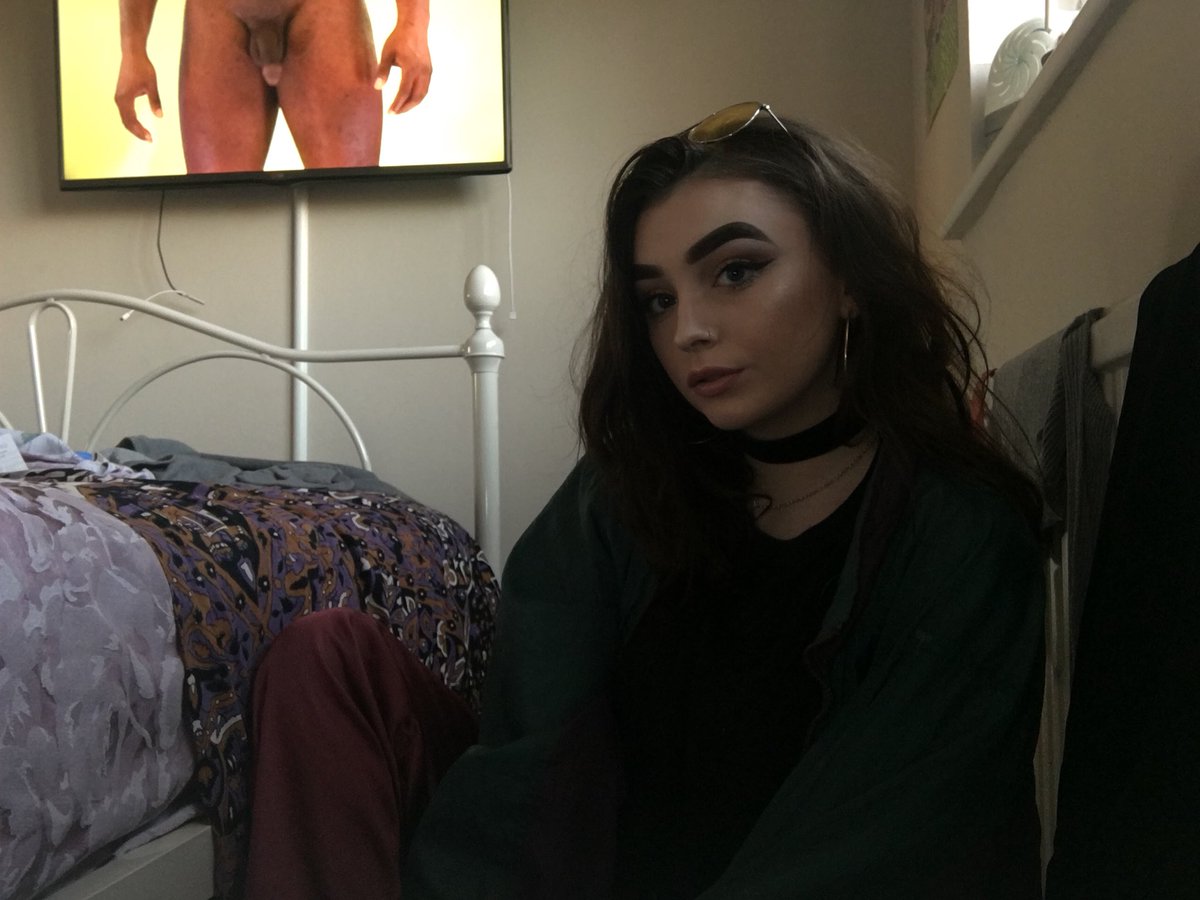 amberxgriffiths's tweet photo. Never have a selfie sesh while watching naked attraction x https://t.co/4bvn5uiiQP