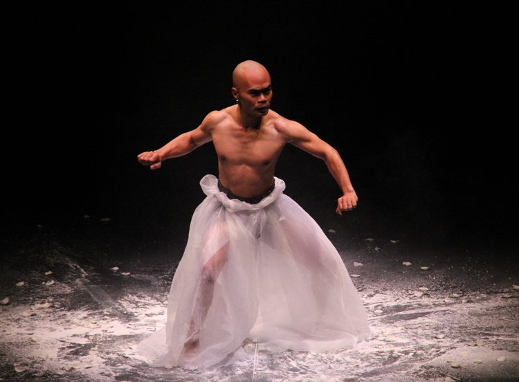 'Submerged': fjordreview.com/submerged-eko-… Eko Supriyanto's 'Salt', recently at <a href="/Dancehouse_Melb/">Dancehouse</a>, drawn up for <a href="/FjordReview/">Fjord Review</a>. (Image: Eko Wahyudi)