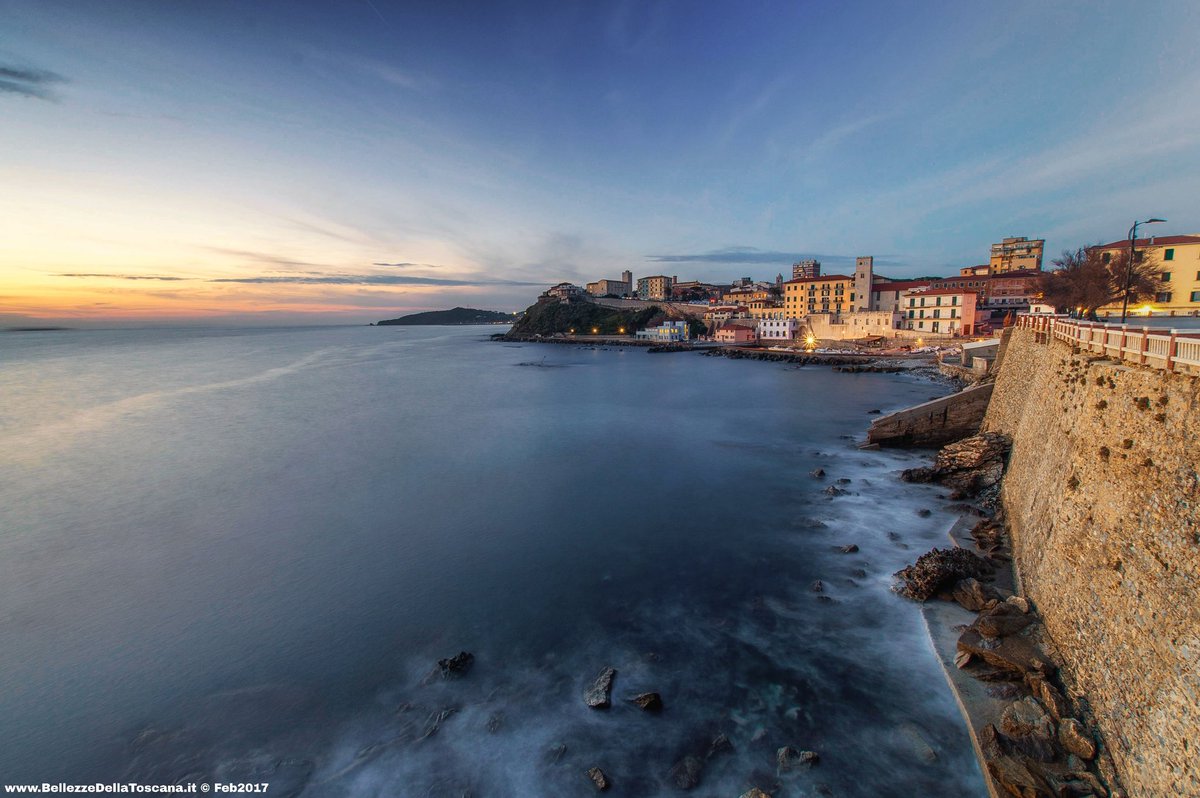 #Piombino , sere di casa

#PiazzaBovio #Toscana #piazzaboviopiombino #sunset #Tuscany #searocks #mare #sea #tramonto #Cittadella #sky