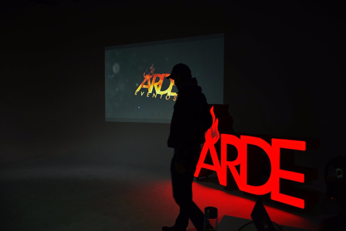 ardeventos's tweet photo. En las últimas semanas continuamos con la gira "Irreverencia Creativa Estratégica" por las universidades del país. @Taller5 dijo #ArdePapi 🔥 https://t.co/7C7NXxAJrW