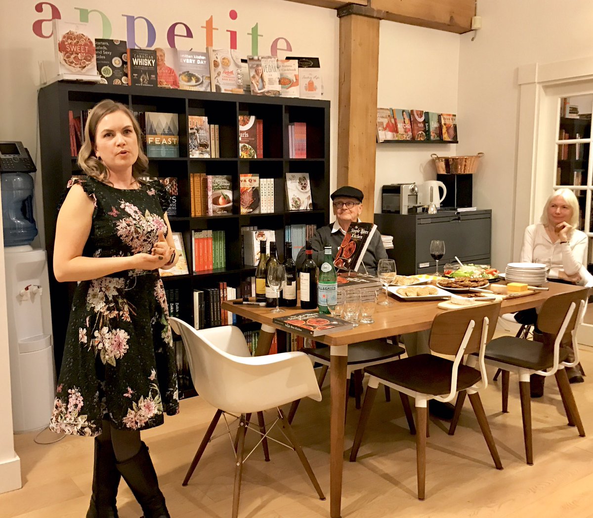 foodbloggersCA's tweet photo. @simplebites talking about her new cookbook #SimpleBitesKitchen with the original homesteaders (aka her parents) looking on! Ps a must have! https://t.co/r5oCXjeTS7