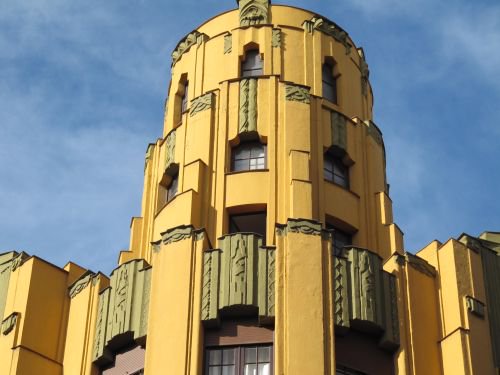 ¿Conoces @lacajagijon? la-caja.es. Es un lugar único ubicado en el centro de Gijón ideal para organizar #talleres y #reuniones.