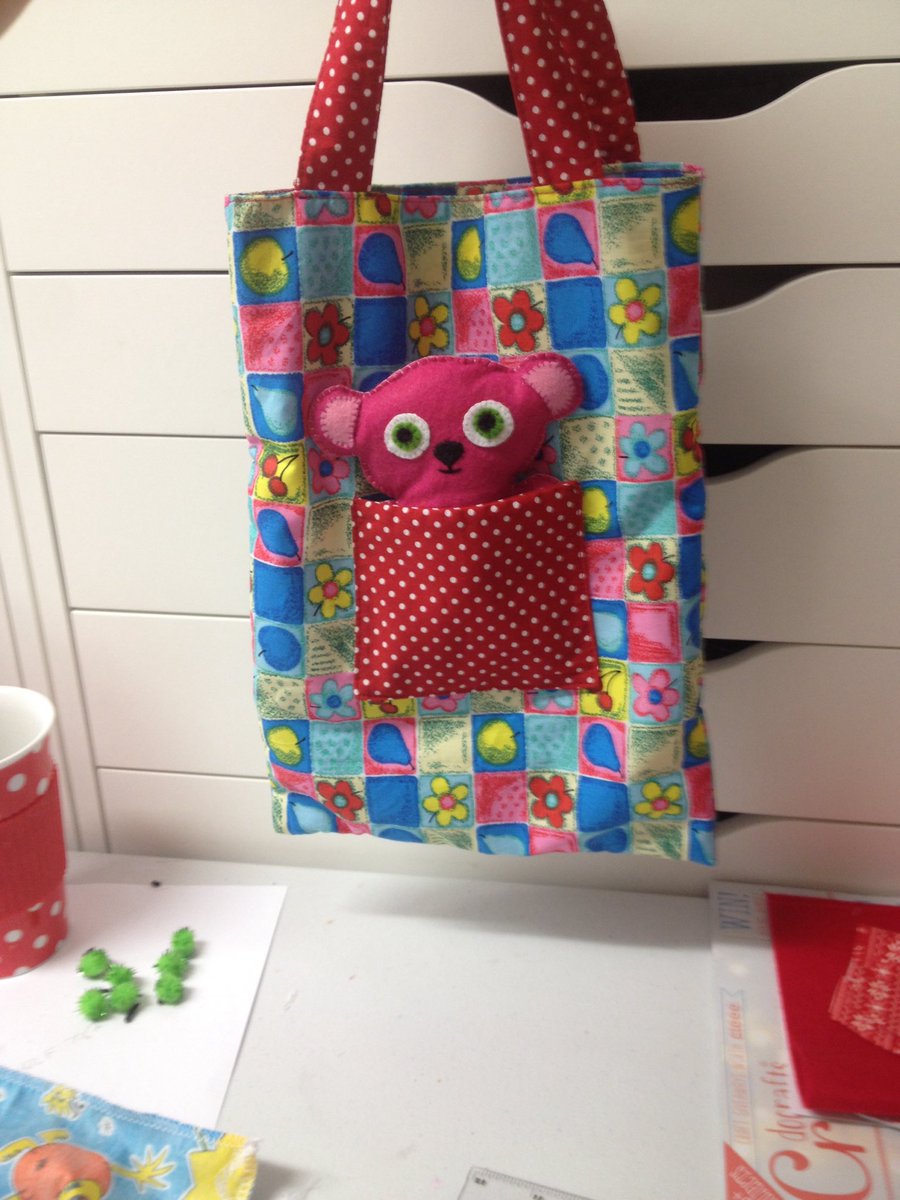 craftymouse_uk's tweet photo. Children's book bag with book buddy! https://t.co/akBiV9md37 https://t.co/6GzaWLiC7T
