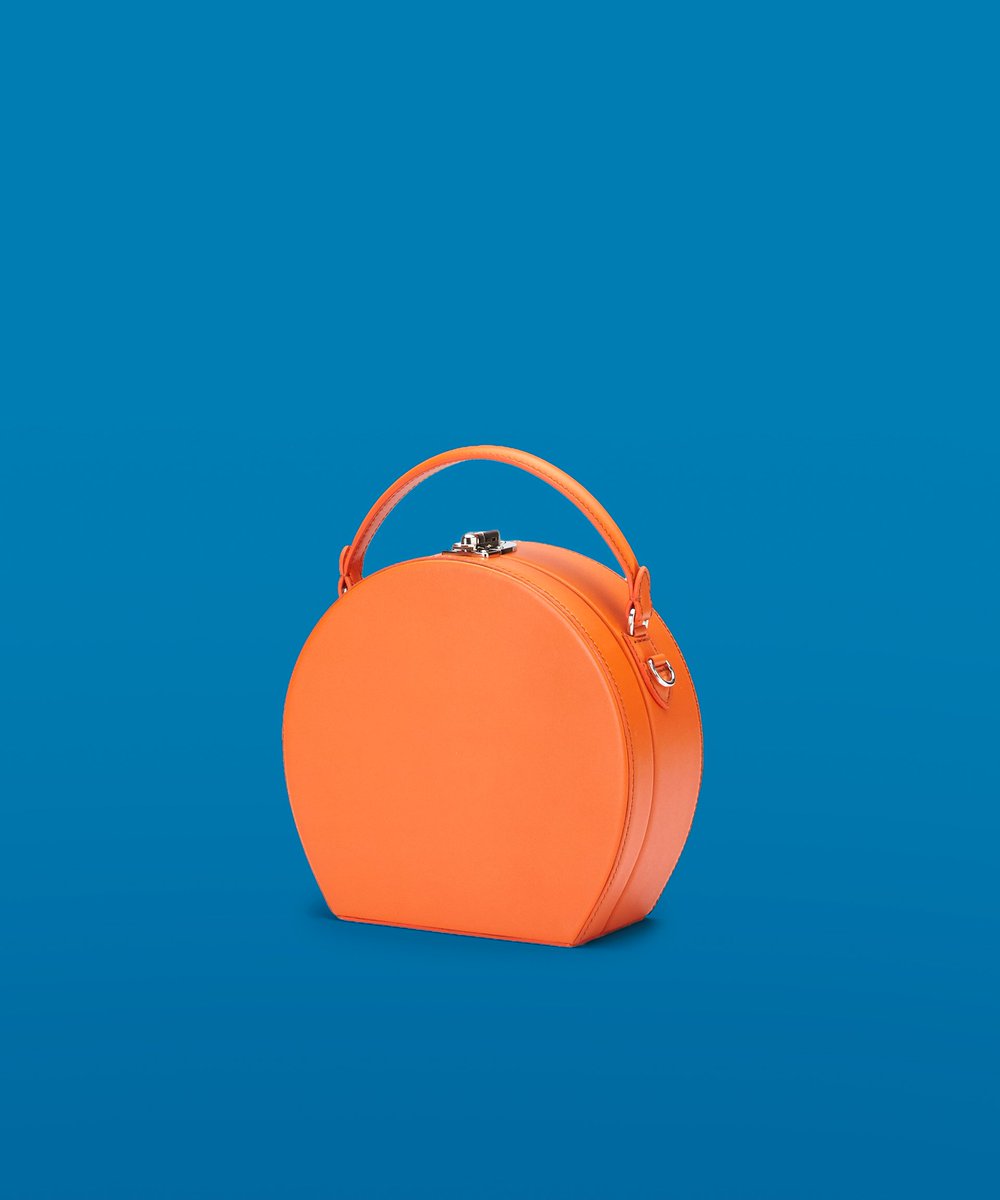 Bertoni1949's tweet photo. Be #streetstyle ready! With one of our #Bertoncina bags you won't go unnoticed! #BertoncinaVibes #morethanabag #Bertoni1949 #MadeInItaly https://t.co/gNfxpf3Gie