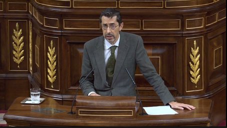 CsCongreso's tweet photo. 🏛️ @CsFernavarro "Estamos de acuerdo en que debe crearse un nuevo plan de Renfe, pero no apoyaremos un punto con efectos secundarios" #Pleno https://t.co/1segqO3CS8