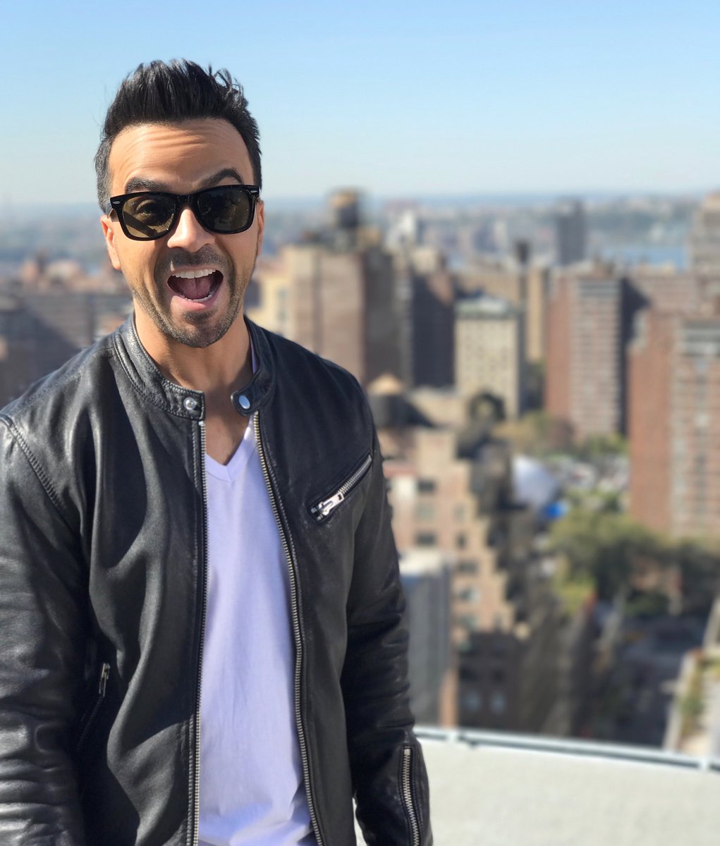 LuisFonsi's tweet photo. Feliz martes mi gente! 😜 https://t.co/T4edgmgGHS