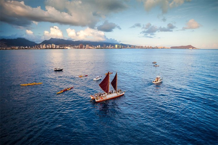 surfertoday's tweet photo. The book that documents Hokule'a's voyage of hope
https://t.co/KMPetsYom3
#hokulea #surfbooks #books #environment @patagonia @HokuleaWWV https://t.co/Y2k462Qtx5