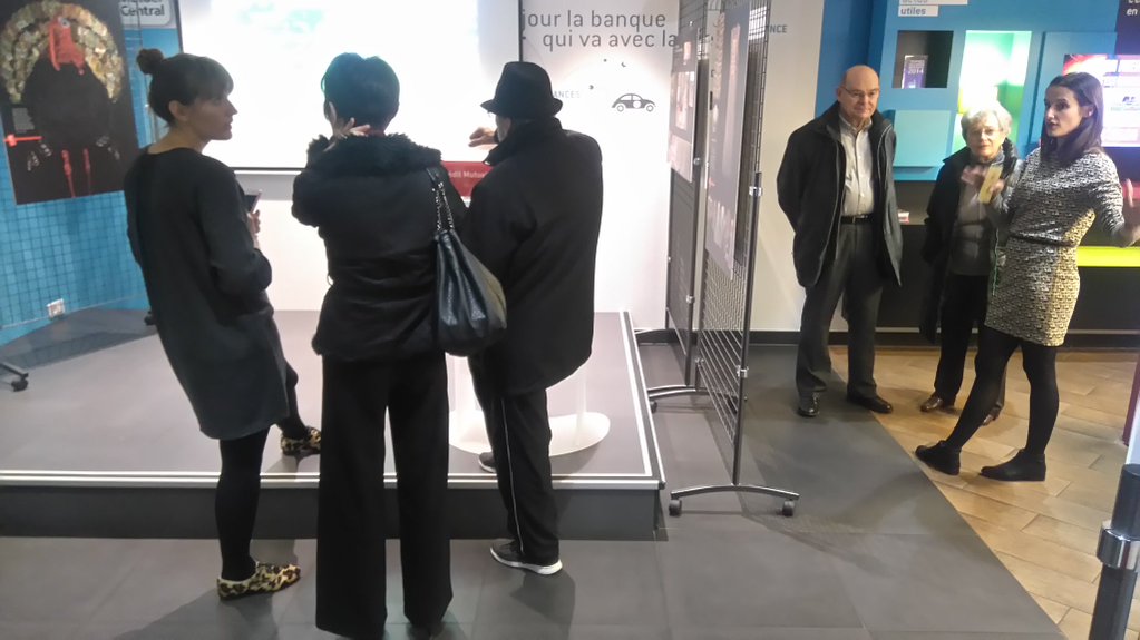 FanAuvergne's tweet photo. [Live] @CNCSmoulins s'expose en vitrine de nos Fan Store de Jaude, Espace Renan et Delille. Inauguration ce soir 👏 #Costumes https://t.co/3F03KghNTI