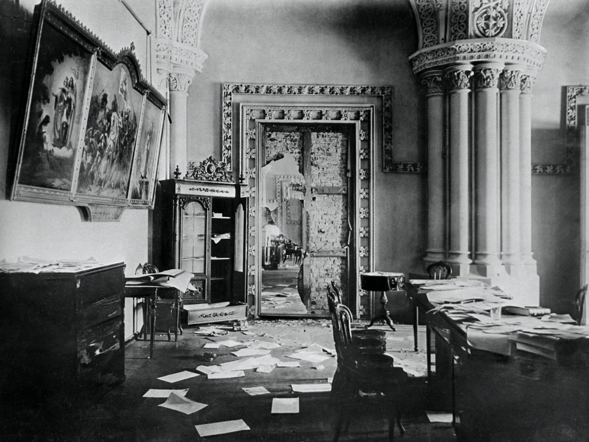 Reports of chaos in Winter Palace. Junkers trying to arrest and disarm intruders, vastly outnumbered #1917LIVE