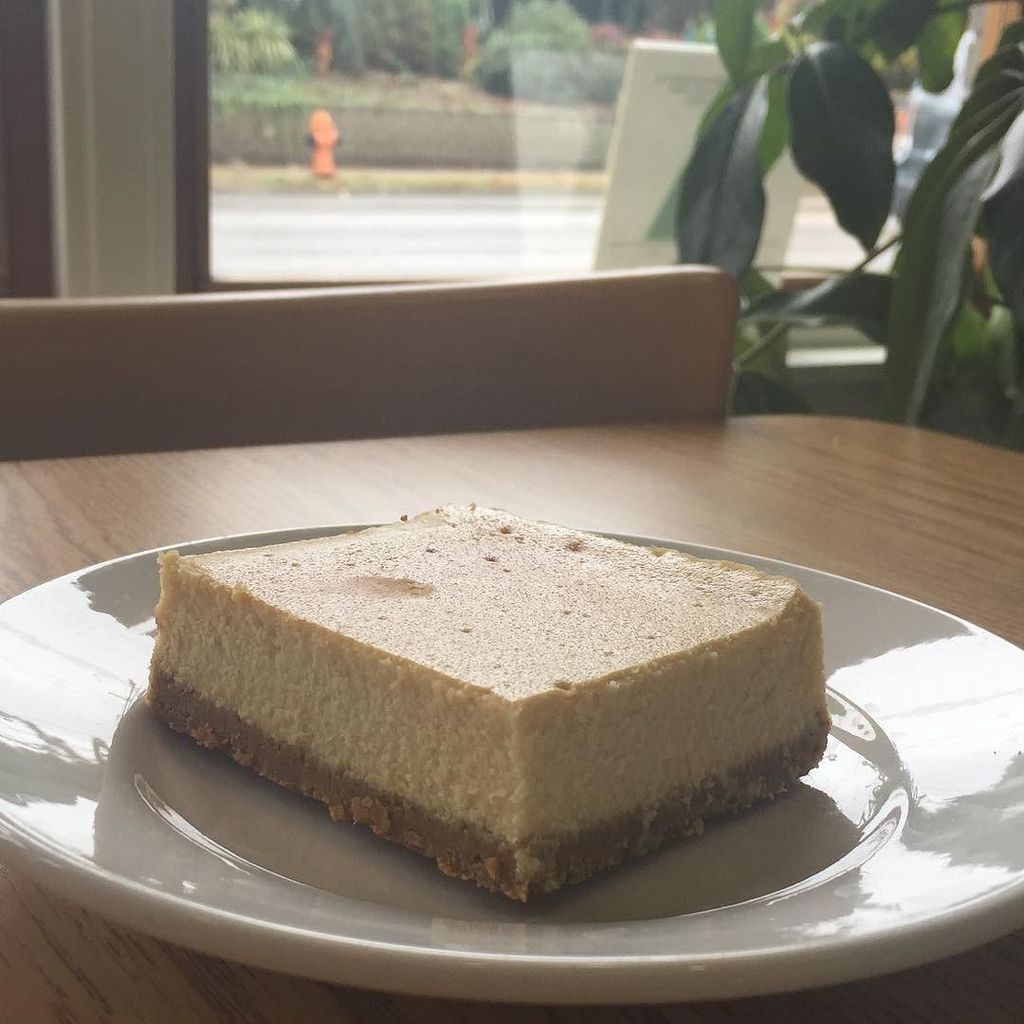 Have you tried our maple bourbon cheesecake bar? We hear it’s the perfect way to fight off the rainy day blues! #cheesecake #bourbondessert…