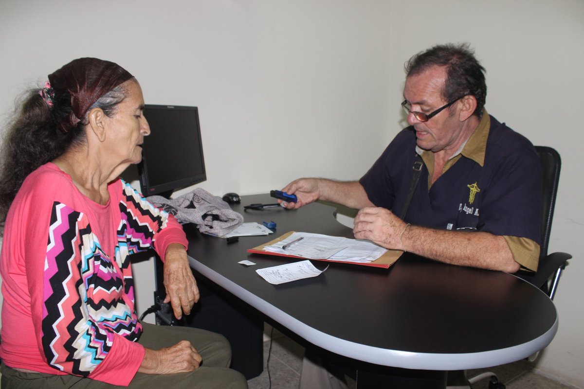 OncologicoSFco's tweet image. #PorGraciaDeDios
Los abuelos beneficiados de @BansurSFco reciben consultas de medicina interna con nuestro especialista Ángel Añez @MPPSalud