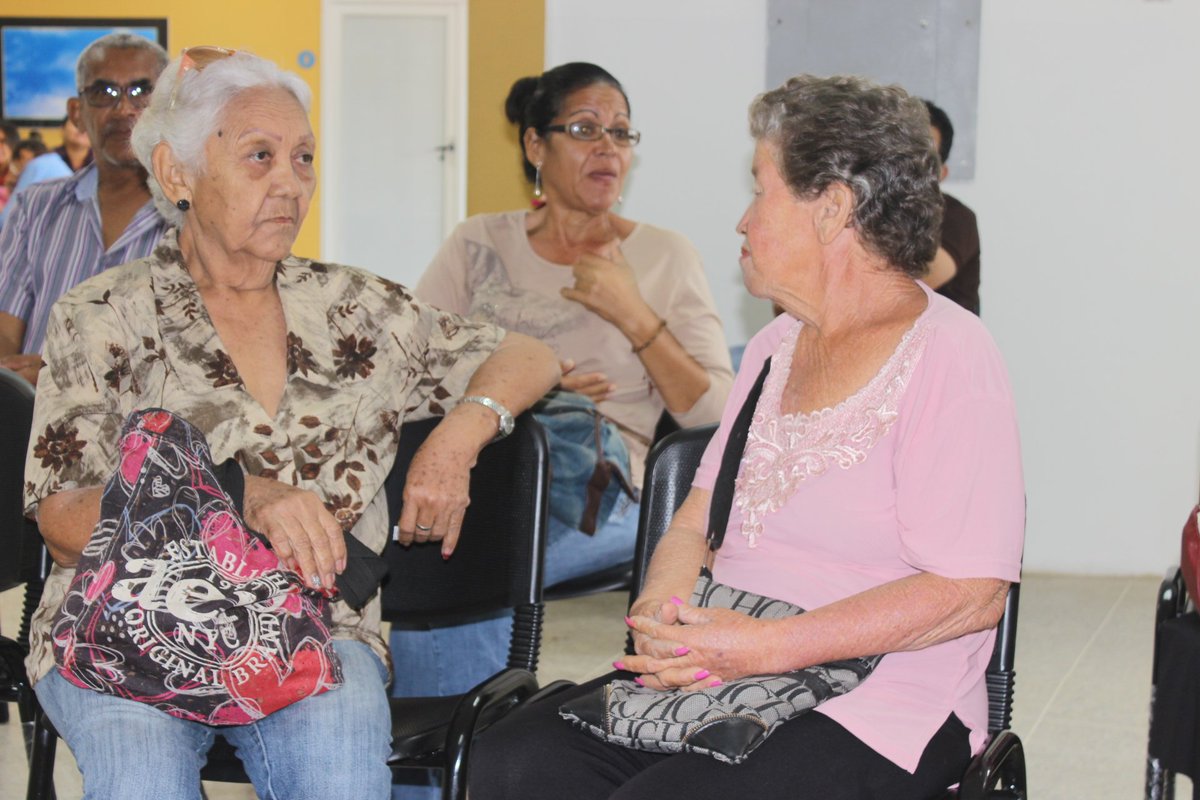 OncologicoSFco's tweet image. #PorGraciaDeDios
Los abuelos beneficiados de @BansurSFco reciben consultas de medicina interna con nuestro especialista Ángel Añez @MPPSalud