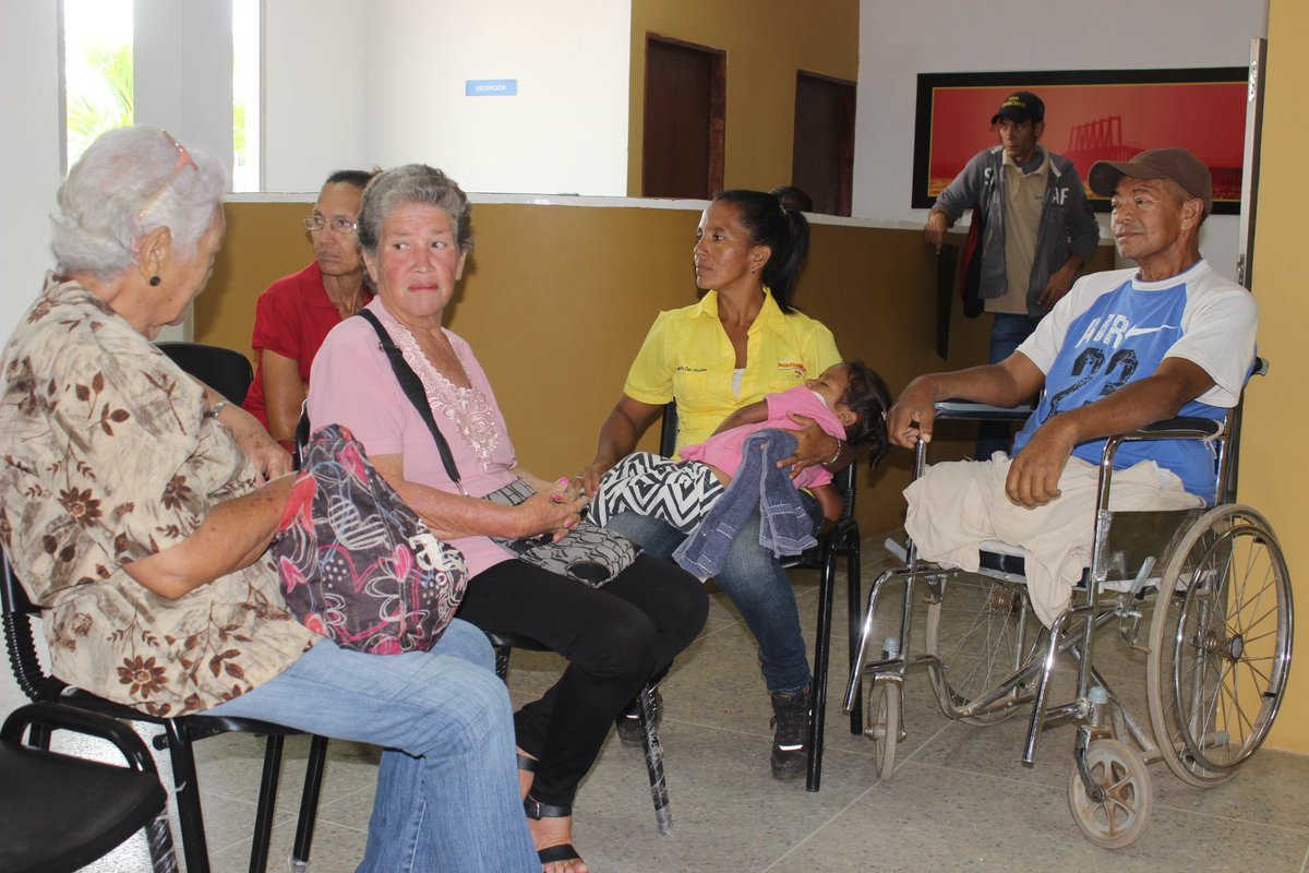 OncologicoSFco's tweet image. #PorGraciaDeDios
Los abuelos beneficiados de @BansurSFco reciben consultas de medicina interna con nuestro especialista Ángel Añez @MPPSalud