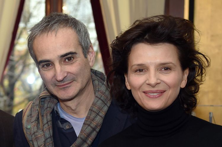 Odujaunet's tweet image. Olivier Assayas retrouve Juliette Binoche pour E-Book, en tournage en région parisienne. @guillaumecanet, @VincentMcaigne et @NoraHamzawi lui donnent la réplique. Cette "chronique sur les bouleversements d'une bande d'amis à la quarantaine" est produite par @charlegillibert